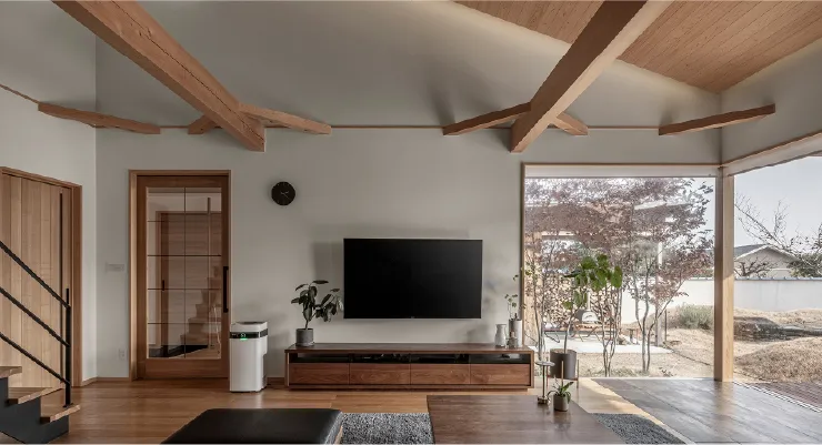 木の床と自然光が入る住空間