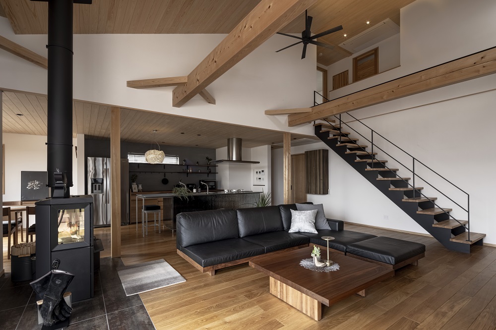 階段が主役の吹き抜けリビング